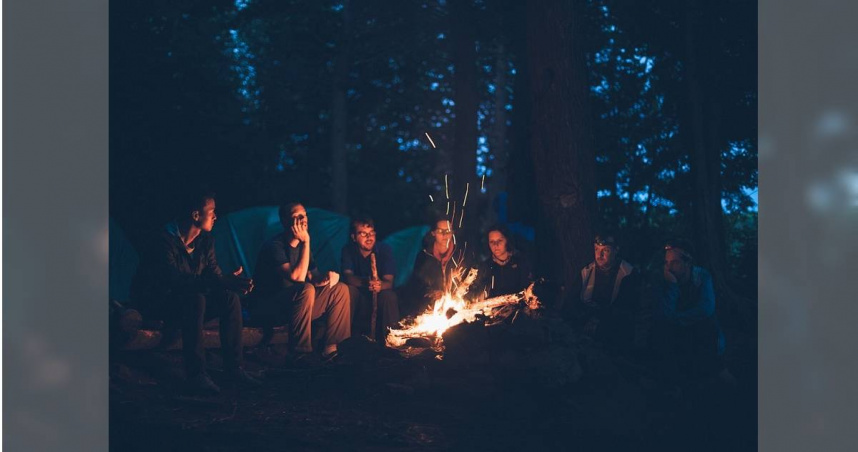 有網友看完YouTuber「錫蘭」解析心靈課程的問題的影片後，赫然發現「國中宿營」，也是使用相同的手法操作。（示意圖／Pixabay）