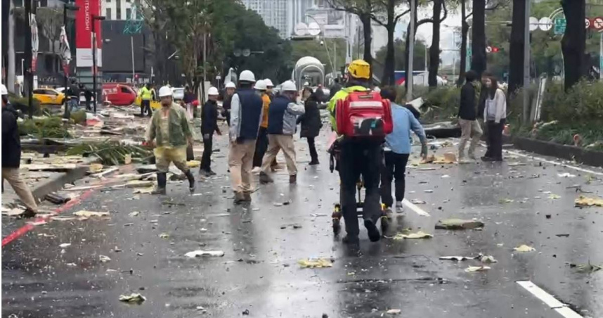 台中市新光三越百貨驚傳重大氣爆意外,導致4人死亡、31人輕重傷,警方昨晚約談百貨員工、工人、瓦斯業者等20人到案說明,其中16人以「證人身分」移送地檢署,複訊後均被請回。(圖/翻攝自記者爆料網)