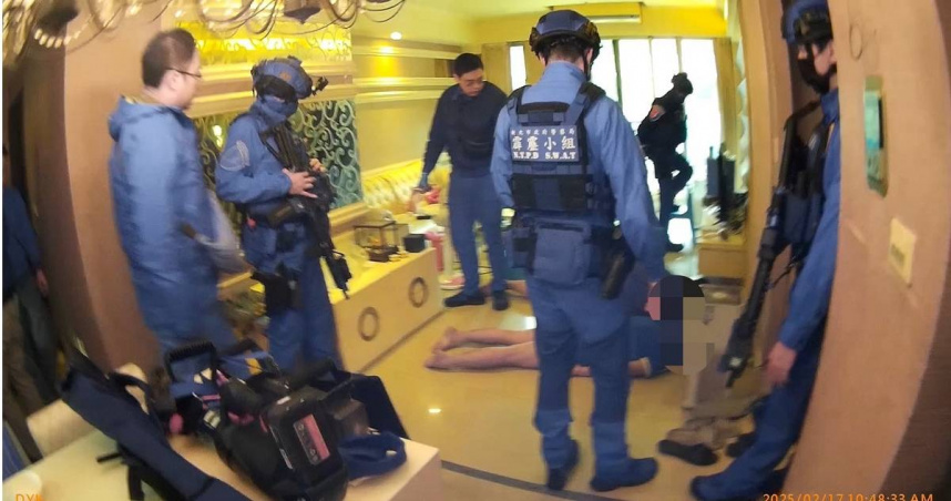 林口警向上溯源鎖定詐團據點，起獲毒品、詐騙罪證，訊後移送新北地檢署偵辦。（圖／翻攝畫面）