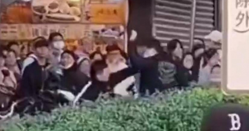 騎士闖入行人徒步區，導致輪胎不慎輾壓1名男行人腳部，雙方當場打成一團。（圖／翻攝畫面）