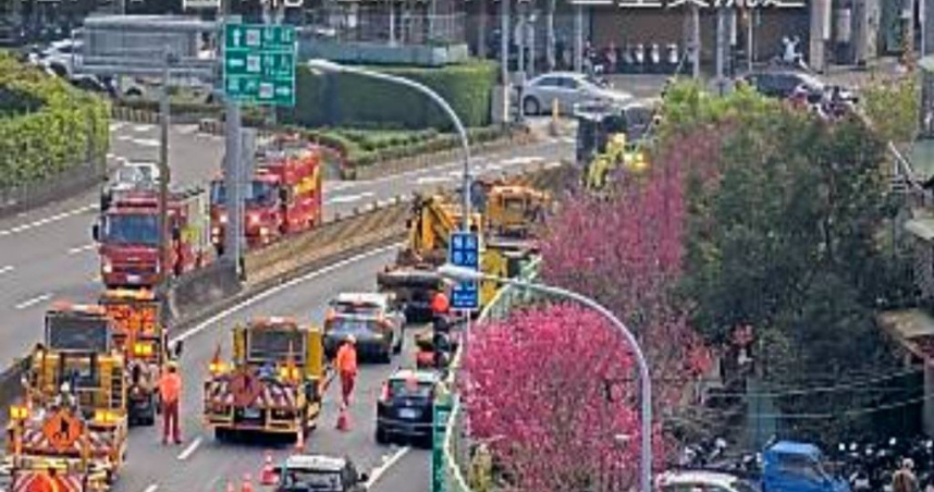 三重交流道出口5車追撞，3人送醫 。（圖／取自1968即時影像）