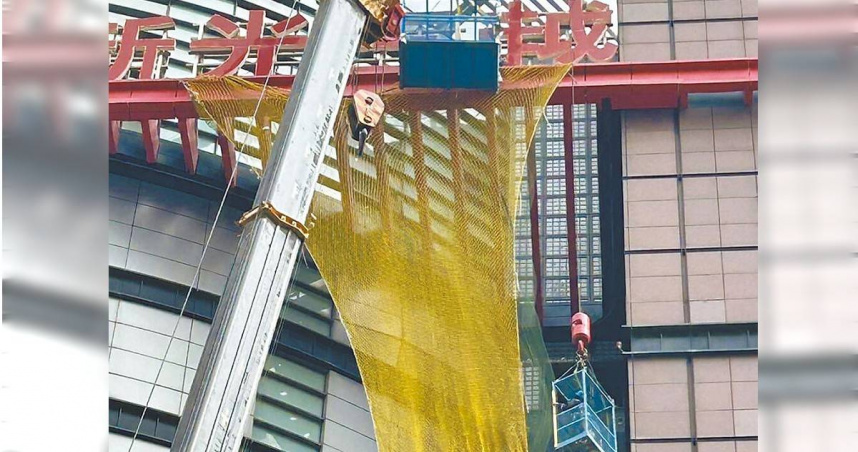 針對新光三越建物改善，市府都發局要求業者31日前應完成外牆危險物拆除。（台中市府提供／陳淑娥台中傳真）