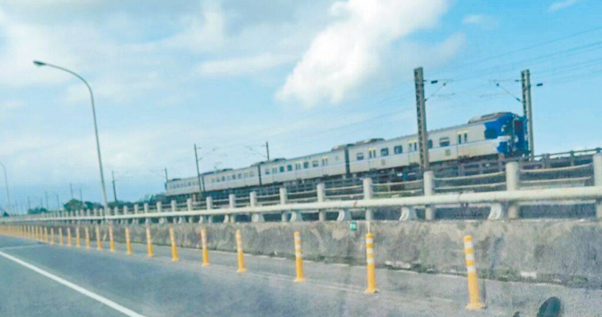 行政院去年底核定總經費達501億元的宜蘭鐵路高架計畫，由於經濟部水利署提出蘭陽溪鐵路橋配合防洪治理計畫，須一併抬升高度，以致經費再增加60億元。（圖／中國時報吳佩蓉攝）
