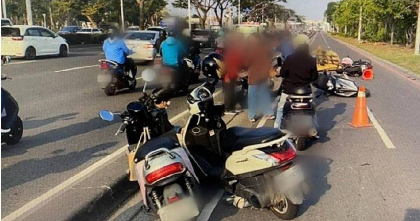 擦撞單車害7輛機車連環摔倒。（ 圖／翻攝畫面）
