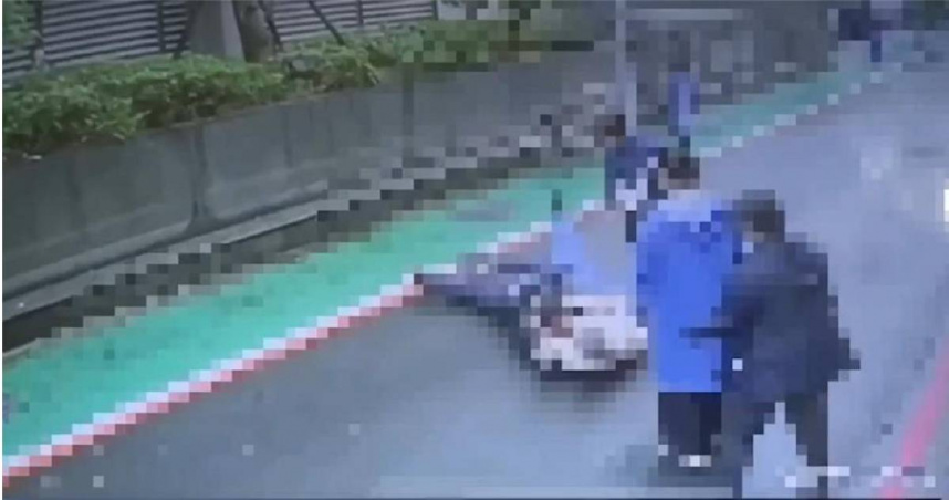 北市男子街頭追人理論，爆發激烈扭打互告傷害。（ 圖／翻攝畫面）