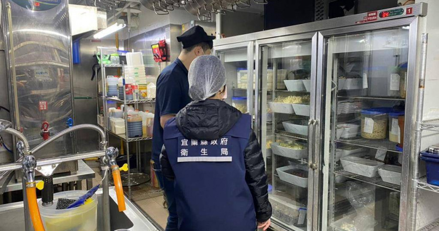 宜蘭縣某家火鍋店疑似發生食品中毒事件，有15人通報、3人就醫，宜蘭衛生局已派員前往調查。（ 圖／宜蘭縣衛生局）