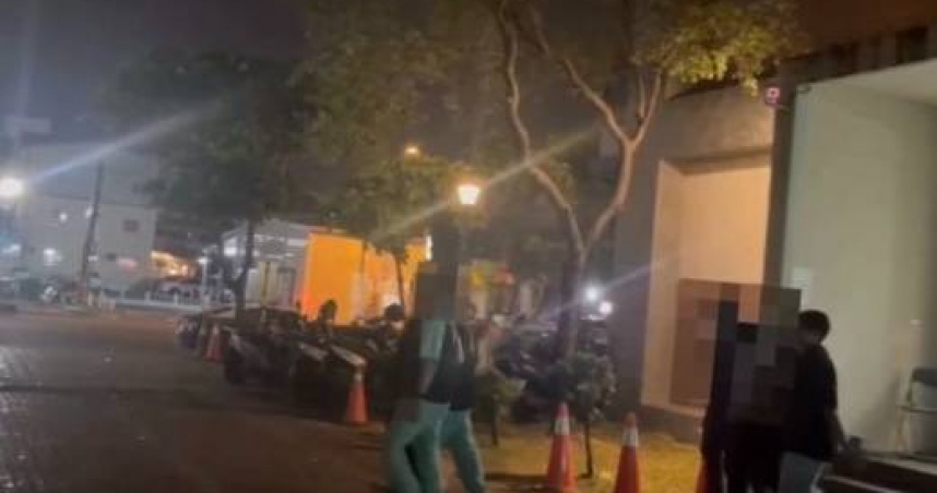 2派火併狂掃25槍，3槍手攜械投案。（圖／翻攝畫面）