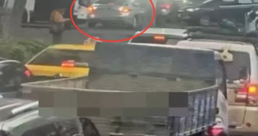 情侶駕車疑搶紅燈通過卡路中，結果竟在馬路倒車撞上後方公車，導致10餘名乘客被迫換車。（圖／翻攝畫面）