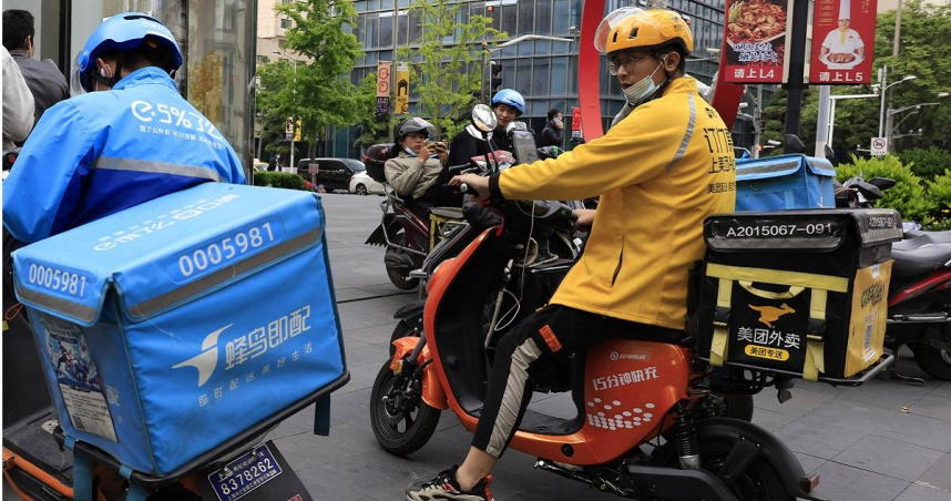 媽媽幫兒子點外賣。（示意圖／達志／美聯社）