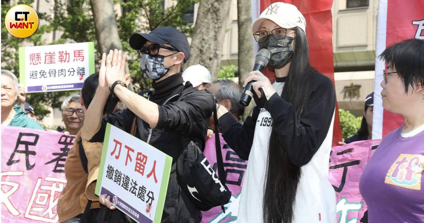 陸配亞亞與老公在女方將被遣送回大陸當天一起出席記者會。圖右為亞亞。（圖／劉耿豪攝）