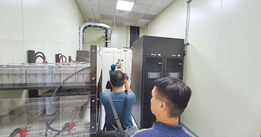台中市刑大會同台電公司查獲林姓水電工的竊電伺服器機房。（圖／民眾提供／寶智華台中傳真）