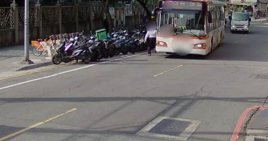 公車擦撞路邊停車格內10輛機車，周姓司機下車查看。（圖／民眾提供）