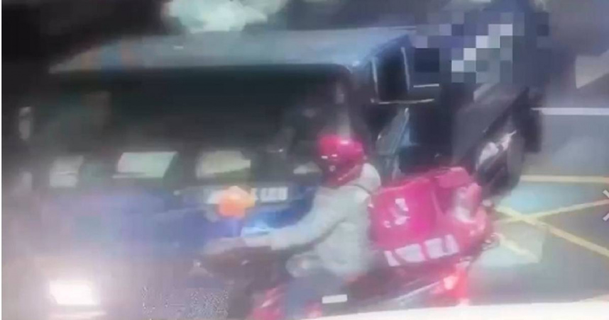 北市中正區金門街與晉江街口7日晚間11時許發生一起車禍事故，機車騎士當場被卡在車底下動彈不得。（圖／翻攝畫面）