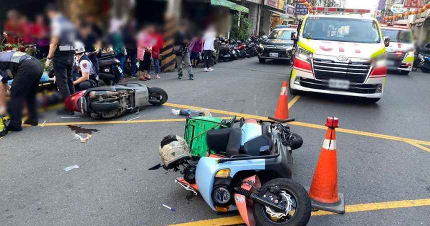 20日下午警消獲報三民區鼎山街發生交通事故，救護人員到場時看見3人擦挫傷，立刻將傷者送醫，經治療後無大礙，員警則在事故現場處理測繪。（圖／民眾提供）