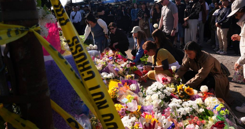 事故發生現場，民眾自主性的哀悼。（圖／達志／美聯社）