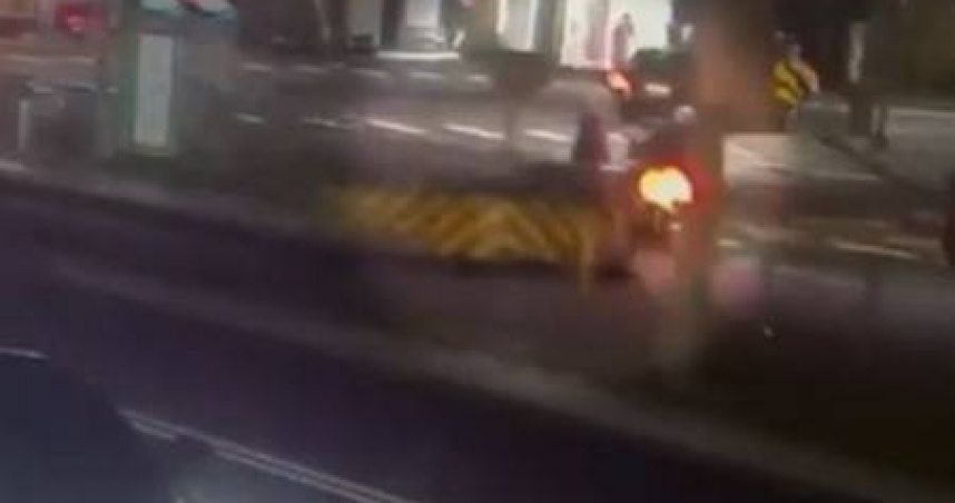 失智的林翁無視紅燈穿越馬路，結果被後方2輛機車連續撞上不治身亡。（圖／翻攝畫面）