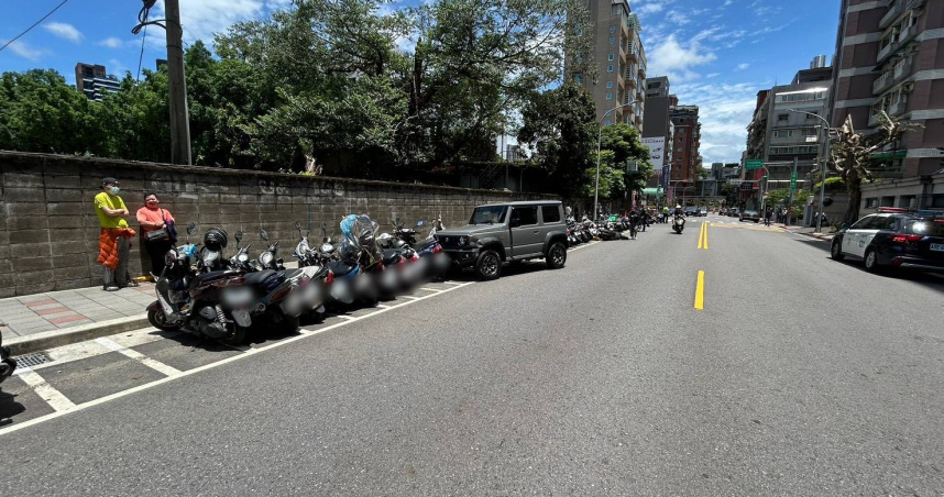 北投區明德路與明德路發生交通事故，陳男駕車遭撞後，直接撞向一旁的25輛機車。（圖／翻攝畫面）