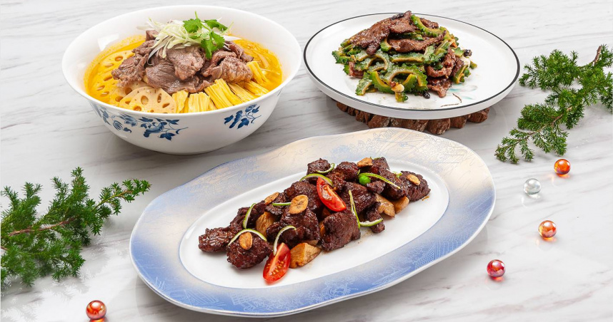 「酸湯肥牛」（左，480元），以酸香湯底襯托肥牛的鮮嫩，搭配脆爽蓮藕片層次分明，開胃又 過癮。「豉油涼瓜牛肉」（右，480元），以苦瓜快炒入味，鹹中帶甘，展現粵菜經典家常風味 。「青檸牛菲力」（下，580元），以檸香點綴軟嫩菲力，清爽果香與牛肉鮮甜相輔。（圖 / 台北凱撒 大飯店提供）