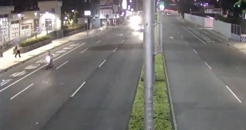 插畫家13日夜間遭外籍生偷拍裙下，外籍生快步離開捷運站。（圖／新莊警分局提供）