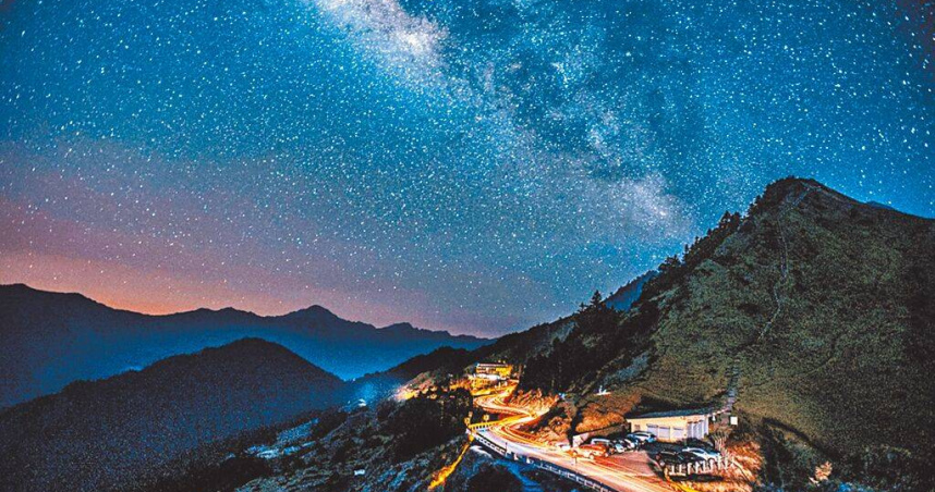 合歡山暗空公園夜晚群星璀璨如雨，是亞洲少數能完整欣賞無光害星空聖地。（圖／南投縣政府提供／中國時報馮惠宜南投傳真）