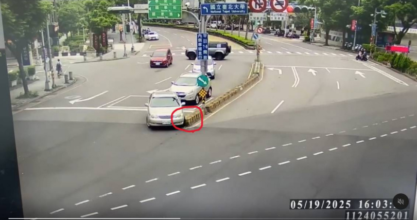余姓老翁先是撞擊道路分隔島。(圖/翻攝畫面)