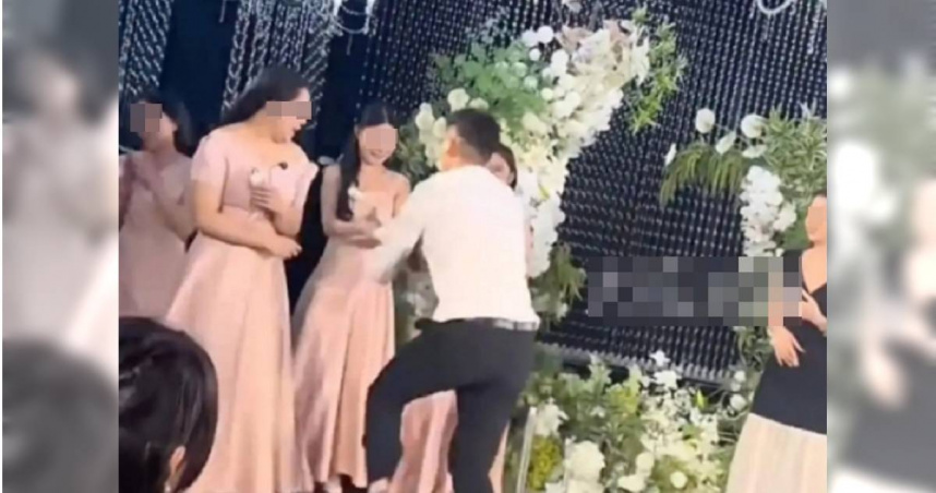 大陸河南有一名男伴郎搶捧花,想向當伴娘的女友求婚,跪下後才發現找錯人,現場氣氛沒尷尬還變得非常歡樂。(圖/翻攝自微博)