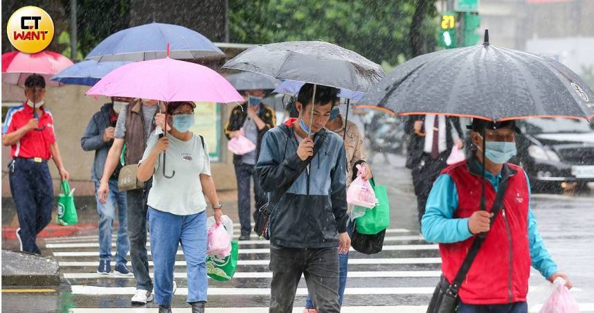 氣象署表示，週三（28日）下午起鋒面接近，西半部地區轉為有局部短暫陣雨或雷雨。（示意圖／黃耀徵攝）