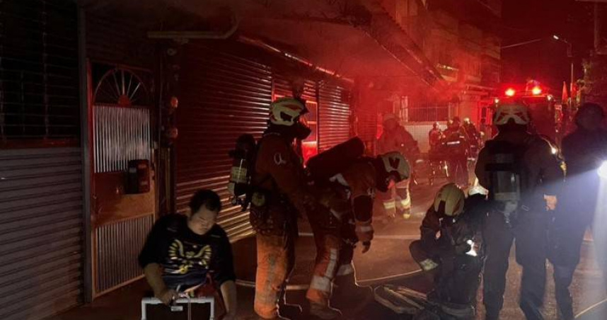 新竹透天厝凌晨發生火警，造成3人受困且其中1名長輩昏迷，消防員隨即灌救並送醫。（圖／翻攝畫面）