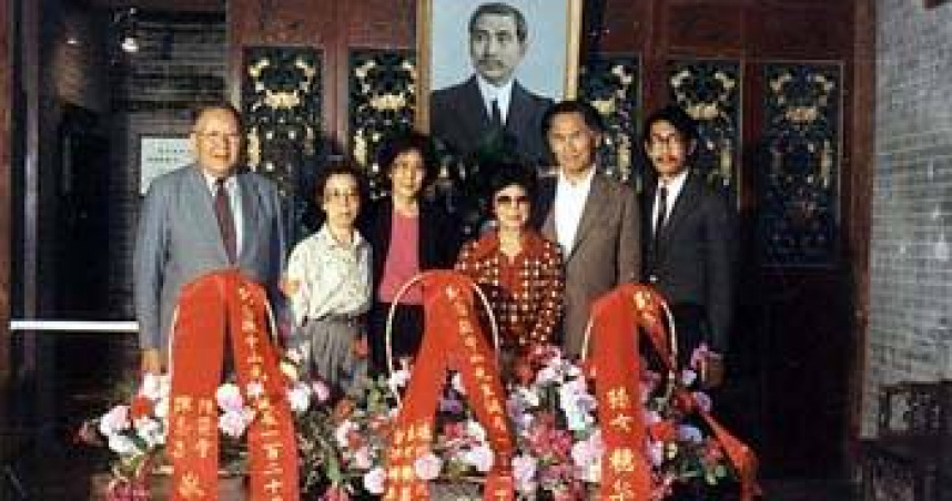 孫穗英（左3）、孫穗華等人在中山故居大廳合影。（圖／翻攝自孫中山故居紀念館官網）