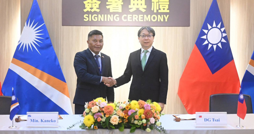 國安局長蔡明彥與馬紹爾群島共和國外交暨貿易部部長康仁德簽署《安全合作意向書》。（圖／國安局提供）