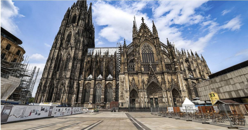 德國科隆市（Cologne）4日成功拆除了3枚未爆的大型美製航空炸彈（Aerial bombs）。（圖／達志／美聯社）