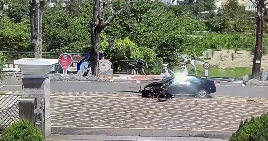 駕駛拒查證件怒踩油門險撞警遭拔槍喝止。（ 圖／翻攝畫面）