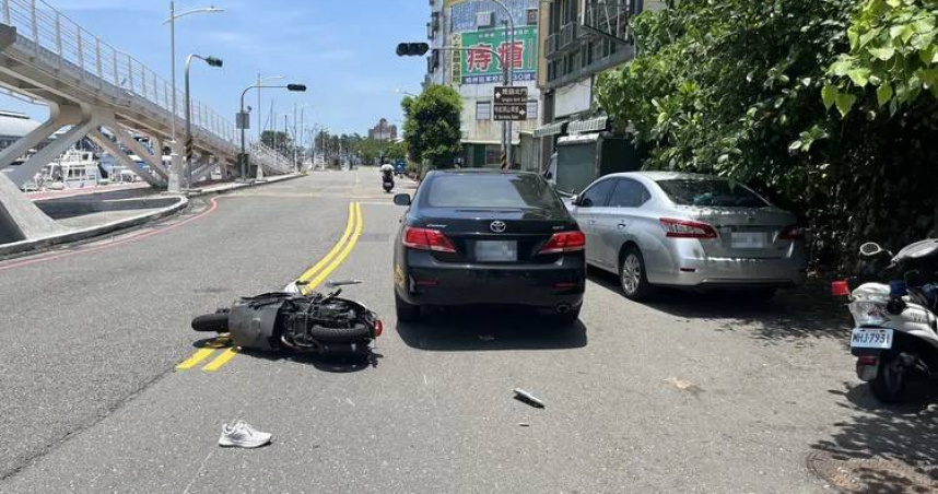 高雄鼓山區發生一宗交通意外，23歲女大生騎機車不明原因自摔後，滑向對向車道遭轎車撞擊重傷。警方正調查詳細肇事原因。（圖／翻攝畫面）