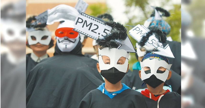 癌症蟬聯國人十大死因首位，其中肺癌連21年居癌王寶座。圖為環團走上街頭，要求政府還給人民乾淨的空氣。全國各縣市安心專線1925。（圖／報系資料照）