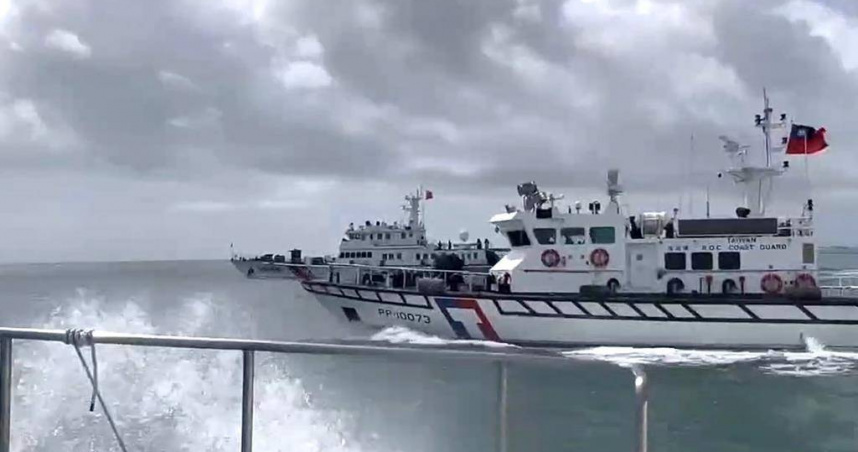 4艘大陸海警船19、20兩日內三度侵擾金門海域，海巡署均於第一時間派遣巡防艇全程併航對應、完整蒐證，並以中、 英文方式透過無線電廣播要求其航出。(圖／海巡署提供)