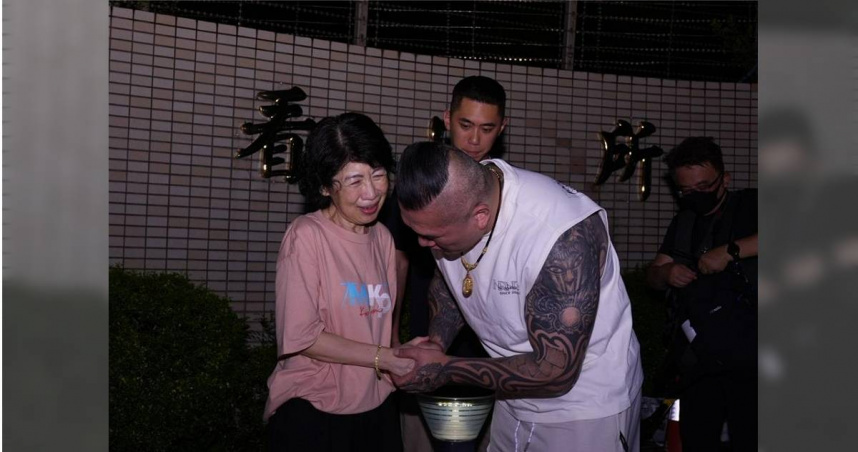 民眾黨前黨主席柯文哲的妻子陳佩琪(左)21日赴北所外靜坐，表態成立司法人權促進會。（圖／民眾黨提供）