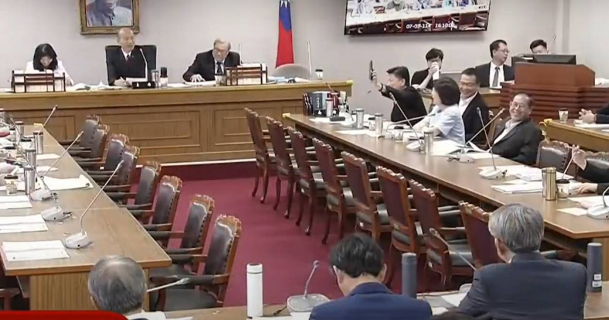 黨團協商柯建銘手機突響，傅崐萁（圖中右排１）、羅智強（圖中右排２）立刻不約兒同亮手機自清「我沒打給你喔」。（圖／翻攝國會頻道）