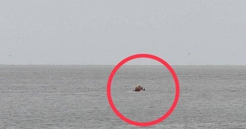 台中釣客潮汐誤判受困500公尺外海。（圖／翻攝畫面）