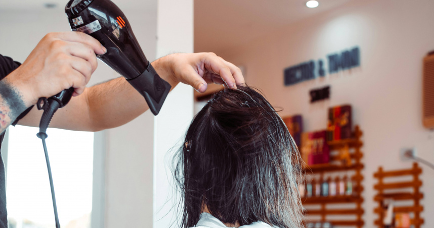 女子在美髮店洗頭時，被男員工摸胸性騷擾。（示意圖／翻攝自unsplash）