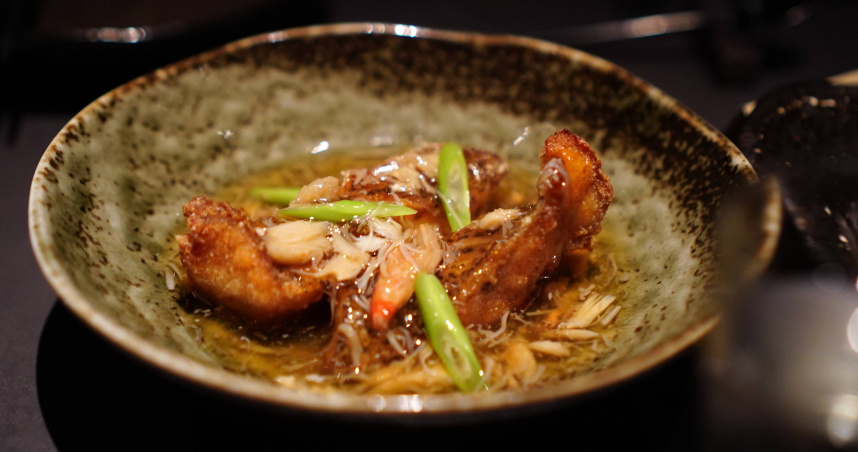 「炸石斑／佐松葉蟹肉羹」搭配以高湯為基底的松葉蟹肉羹，湯滑肉鮮，還可吃到香酥的石斑魚塊。（圖／魏妤靜攝）