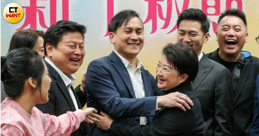 國民黨立委葉元之（中）身處大罷免風暴核心，726投票將決定他的立委一職能否續命。（圖／黃耀徵攝）