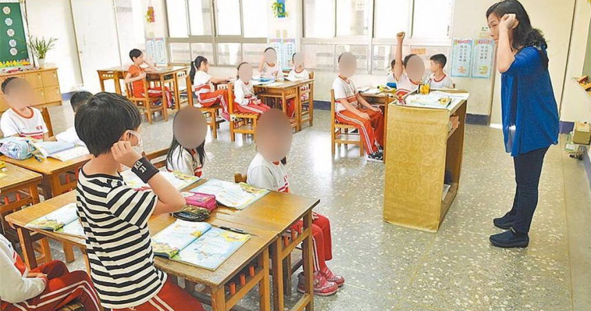 台北市議員吳世正接獲客語支援教師陳情，沒有年終獎金及教師職務保障，他建議台北市政府參考基隆市推動「本土語文巡迴代理教師」制度，讓代理教師有完整聘期，也享有薪資及各項福利。（圖／本報資料照片）