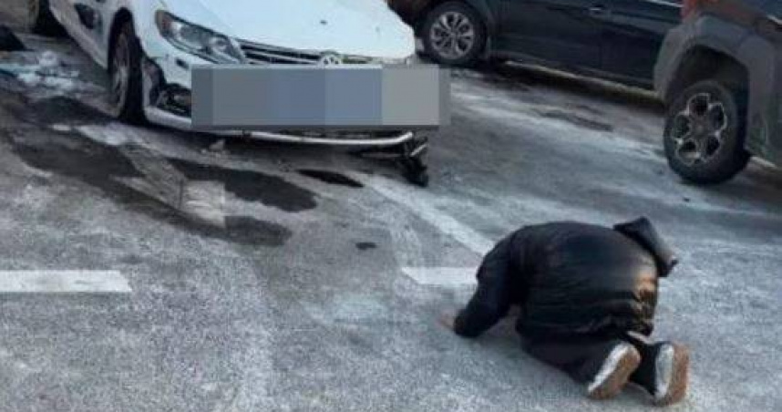 女子含淚跪謝這輛「硬核護主」的愛車，感激它護佑了自己的父母。（圖／翻攝自TikTok）