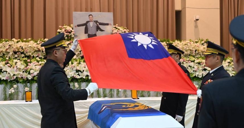 勇消吳恩碩今告別式，消防、國旗覆棺緬懷其奉獻。（圖/翻攝畫面）