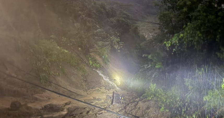 南橫公路30日晚間發生一家五口墜谷事故，搜救人員31日上午發現第二具遺體，目前還有3人失聯。（圖／翻攝畫面）