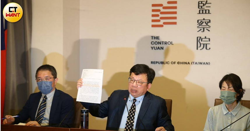 監察院前秘書長李俊俋（中）被爆涉嫌濫用公務車後倉促下台。（圖／黃鵬杰攝）