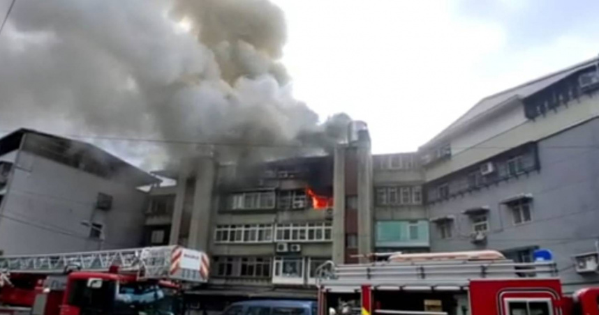 北市南港區研究院路三段上一棟民宅4樓12日下午2時許發生一起火警事故。（圖／翻攝畫面）