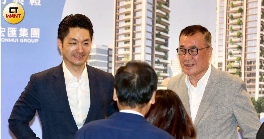 台北市副市長李四川（右）表示，自己長期居住在新北，每天都在地方走動；至於是否會投入新北市長選舉，他則未正面回應。（圖／方萬民攝）