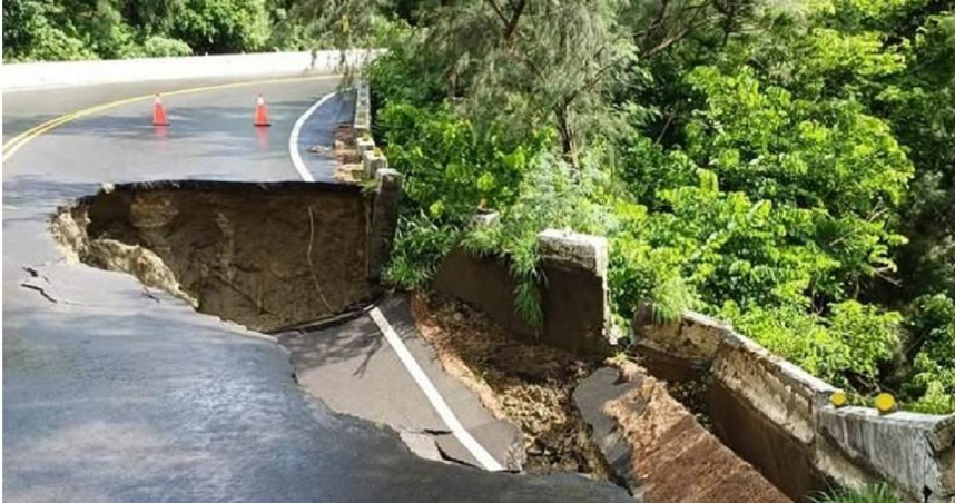 墾丁往社頂公園道路發生坍方，路面憑空消失滑落山坡警方急管制。（圖／翻攝畫面）