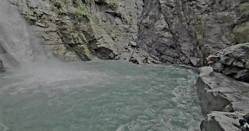 南華大學4名外籍生前往雲林古坑樟湖吊橋出遊，其中1人卻失聯。（圖／雲林縣消防局提供）